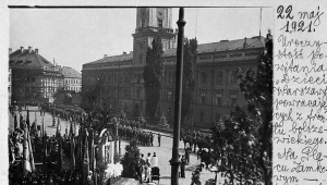 Powitanie "Dzieci Warszawy" - oddziałów polskich powracających z wojny polsko-bolszewickiej - na placu Zamkowym. Reprodukcja pocztówki niepodległosciowej.