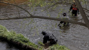 Na zdj. poszukiwania chłopca w rzece Kwisie