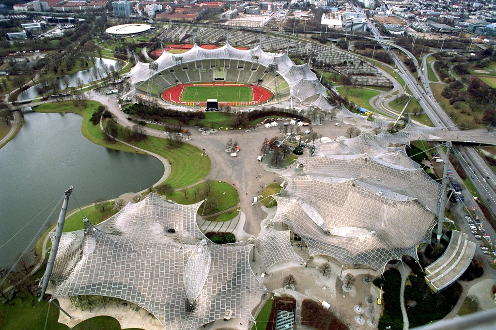 Z lotu ptaka stadion olimpijski w Monachium wygląda, jakby przykryła go pajęcza sieć