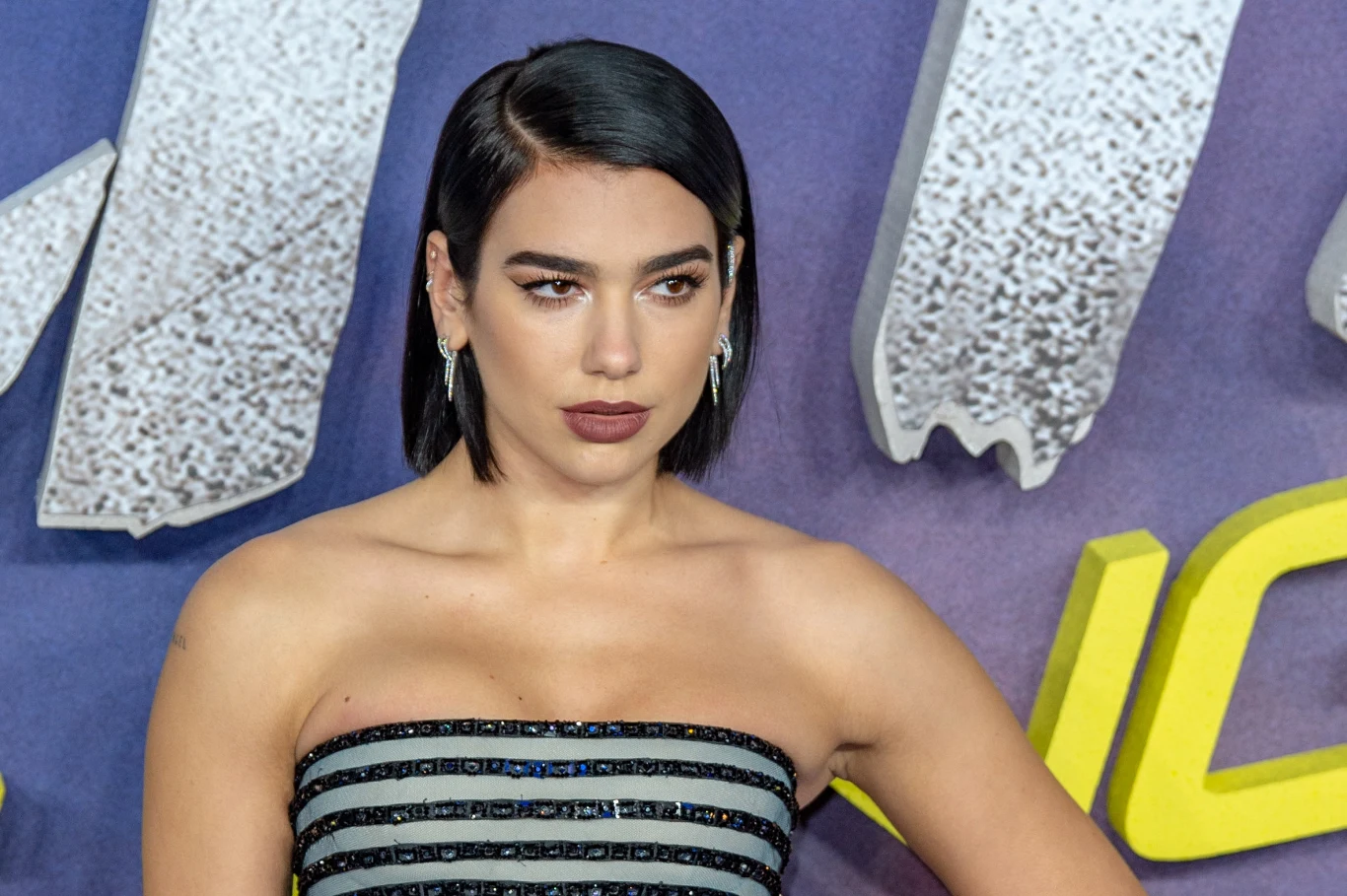 Po debiucie rozwiązał się też worek z nagrodami dla wokalistki. Łącznie ma ich już 51, w tym: dwie statuetki Grammy, dwie nagrody MTV EMA oraz trzy nagrody Brit Awards. Po debiucie rozwiązał się też worek z nagrodami dla wokalistki. Łącznie ma ich już 51, w tym: dwie statuetki Grammy, dwie nagrody MTV EMA oraz trzy nagrody Brit Awards.