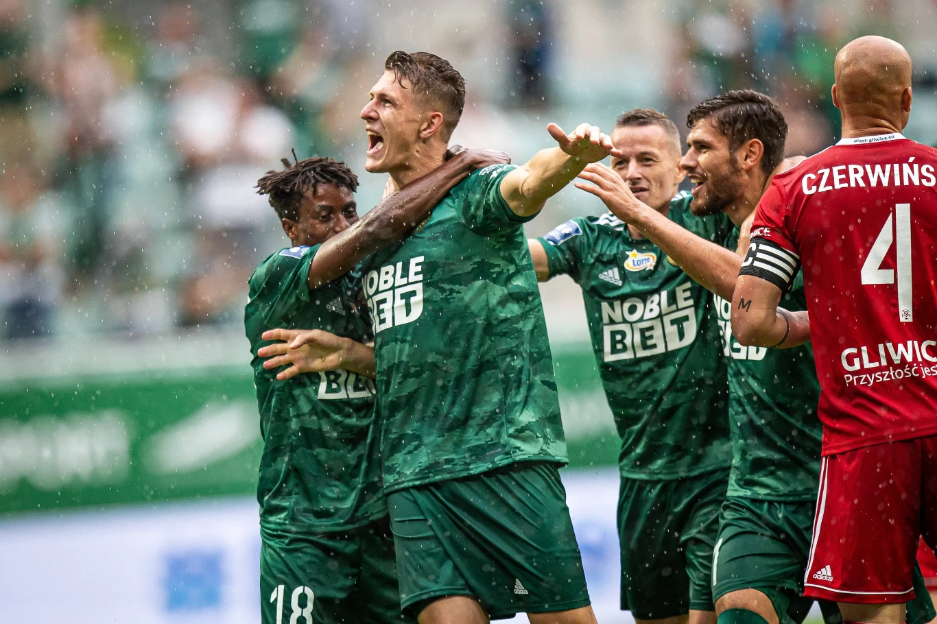 Tak Fabian Piasecki celebrował swoje debiutanckie trafienie w barwach Śląska Tak Fabian Piasecki celebrował swoje debiutanckie trafienie w barwach Śląska