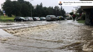 Kłodzko: Zalane i zniszczone ulice, ucierpiały budynki. Wiele interwencji straży