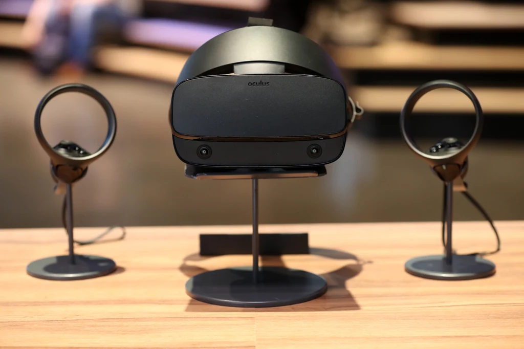 Nie wszyscy są zadowoleni. Facebook kupił Oculus w 2014 roku za 2 miliardy dolarów i już wtedy pojawiały się głosy, że gigant zrobi wszystko, by zebrać jak najwięcej informacji na temat swoich użytkowników, a pełna integracja z serwisem jest kwestią czasu. Jak widać, obawy były słuszne. Nie wszyscy są zadowoleni. Facebook kupił Oculus w 2014 roku za 2 miliardy dolarów i już wtedy pojawiały się głosy, że gigant zrobi wszystko, by zebrać jak najwięcej informacji na temat swoich użytkowników, a pełna integracja z serwisem jest kwestią czasu. Jak widać, obawy były słuszne.