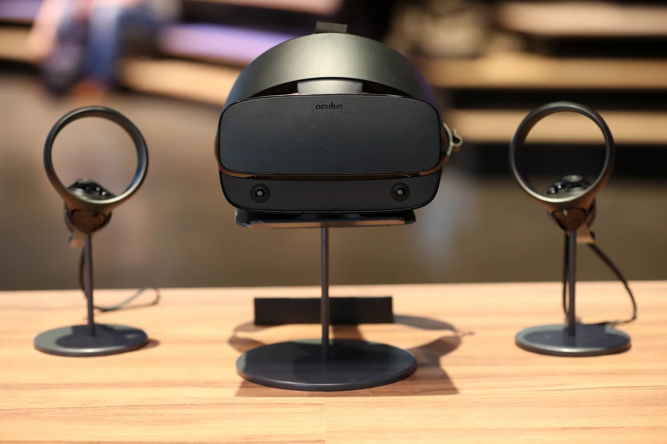 Nie wszyscy są zadowoleni. Facebook kupił Oculus w 2014 roku za 2 miliardy dolarów i już wtedy pojawiały się głosy, że gigant zrobi wszystko, by zebrać jak najwięcej informacji na temat swoich użytkowników, a pełna integracja z serwisem jest kwestią czasu. Jak widać, obawy były słuszne.