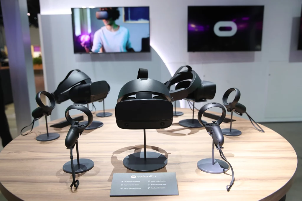 "Zaoferowanie jednego sposobu na zalogowanie się do Oculus - za pomocą loginu i hasła z Facebooka - ułatwi wyszukiwanie, łączenie się i granie ze znajomymi w rzeczywistości wirtualnej" - napisano w mało przekonującym komunikacie. "Wiemy że społecznościowy VR zaoferuje dużo". "Zaoferowanie jednego sposobu na zalogowanie się do Oculus - za pomocą loginu i hasła z Facebooka - ułatwi wyszukiwanie, łączenie się i granie ze znajomymi w rzeczywistości wirtualnej" - napisano w mało przekonującym komunikacie. "Wiemy że społecznościowy VR zaoferuje dużo".