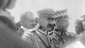 Marszałek Józef Piłsudski na nierozpoznanych uroczystościach. Na prawo od niego stoi gen. Lucjan Żeligowski