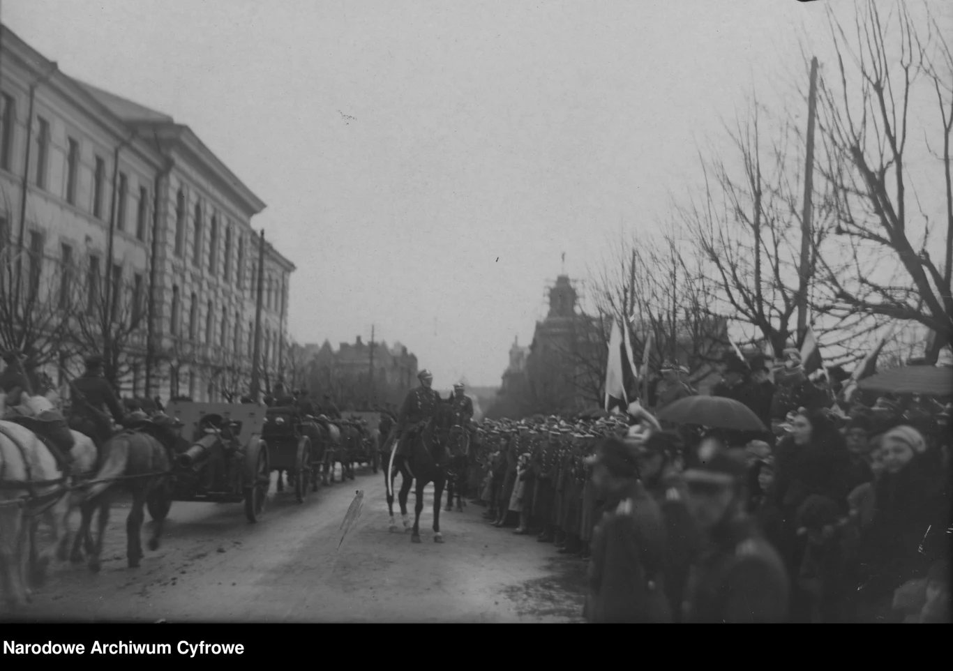 Defiladfa ciężkich dział z 3 pac-u na ulicach Wilna. Defiladę przyjmuje gen. Lucjan Żeligowski