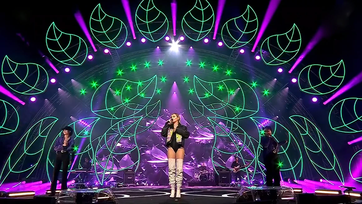 Jeszcze wcześniej wokalistka zaśpiewała swój wielki hit "Bądź dużym chłopcem".