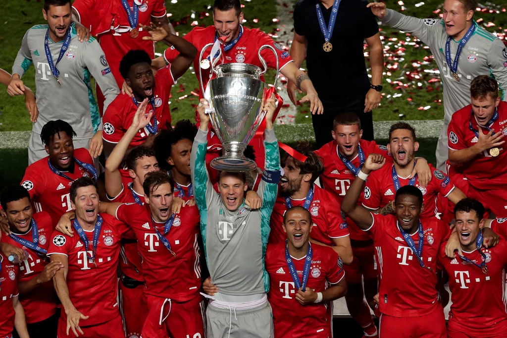 Piłkarze Bayernu z trofeum za triumf w Lidze Mistrzów Piłkarze Bayernu z trofeum za triumf w Lidze Mistrzów
