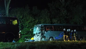 W czołowym zderzeniu busa z autokarem zginęło 9 osób z busa. Kierowca autokaru został ranny