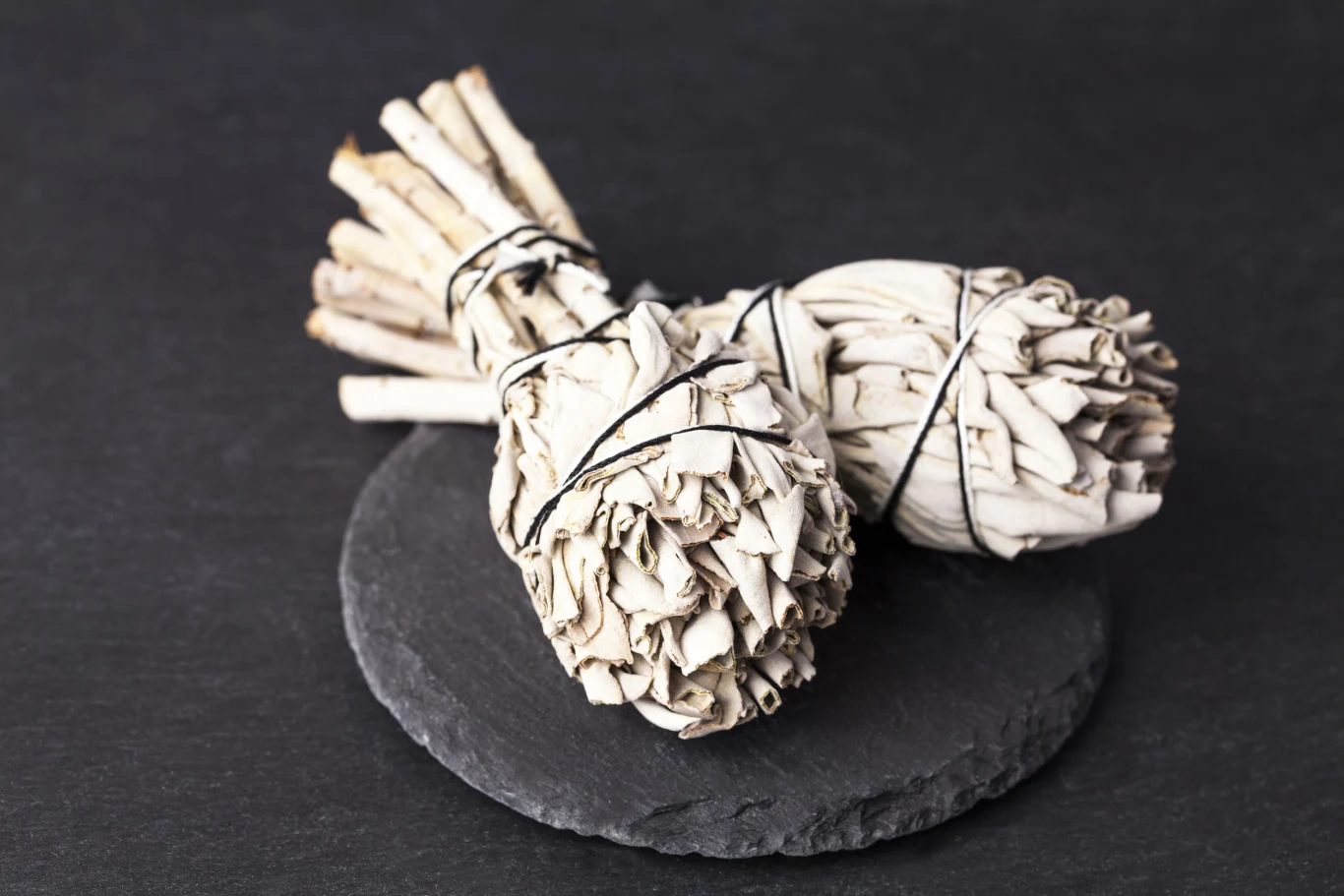 Do niedawna zapomniana, dziś z rozmachem wkracza na salony i... Instagramy influencerek. Mowa o szałwii białej, którą z powodzeniem nazwać można najpopularniejszym ziołem ostatnich lat. Szałwia biała znana jest ze swoich leczniczych i oczyszczających właściwości - ludzie palą ją już od czasów starożytnych. Palą, by oczyścić siebie, swoje domy i przedmioty, którymi się otaczają. Większość z nich wierzy, że pomaga ona oddalić wpływ negatywnej energii, oczyścić wnętrze, wygonić demony i złe moce. Szałwię warto jednak palić z bardziej prozaicznych powodów - zioło oczyszcza wnętrze z grzybów, pasożytów i insektów. Szałwię można również przyjmować wewnętrznie - znana jest ze swoich właściwości oczyszczających, leczy zakażenia, ma właściwości wykrztuśne i ściągające. 