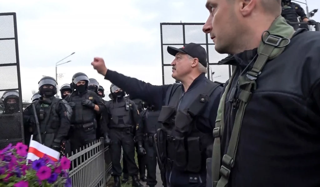 W pobliżu siedziby szefa państwa trwał w niedzielę masowy protest, którego uczestnicy domagali się uwolnienia więźniów politycznych i wszystkich zatrzymanych w czasie protestów po niedawnych wyborach prezydenckich, dymisji Łukaszenki, przeprowadzenia nowych wyborów. W pobliżu siedziby szefa państwa trwał w niedzielę masowy protest, którego uczestnicy domagali się uwolnienia więźniów politycznych i wszystkich zatrzymanych w czasie protestów po niedawnych wyborach prezydenckich, dymisji Łukaszenki, przeprowadzenia nowych wyborów.