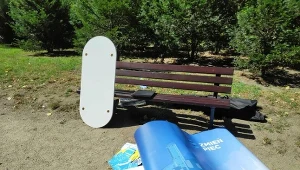 Zdemolowane stanowisko akcji "Zmień piec"