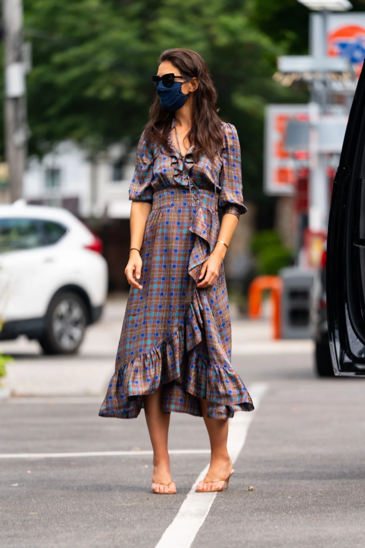 41-letnia Katie Holmes bardzo się odmłodziła, zakładając taką sukienkę. Szkoda tylko, że zestawiła ją z japonkami na obcasie. Naszym zdaniem, do tej stylizacji o wiele bardziej pasowałyby sandałki lub buty na koturnie. A wy, co myślicie? 41-letnia Katie Holmes bardzo się odmłodziła, zakładając taką sukienkę. Szkoda tylko, że zestawiła ją z japonkami na obcasie. Naszym zdaniem, do tej stylizacji o wiele bardziej pasowałyby sandałki lub buty na koturnie. A wy, co myślicie?