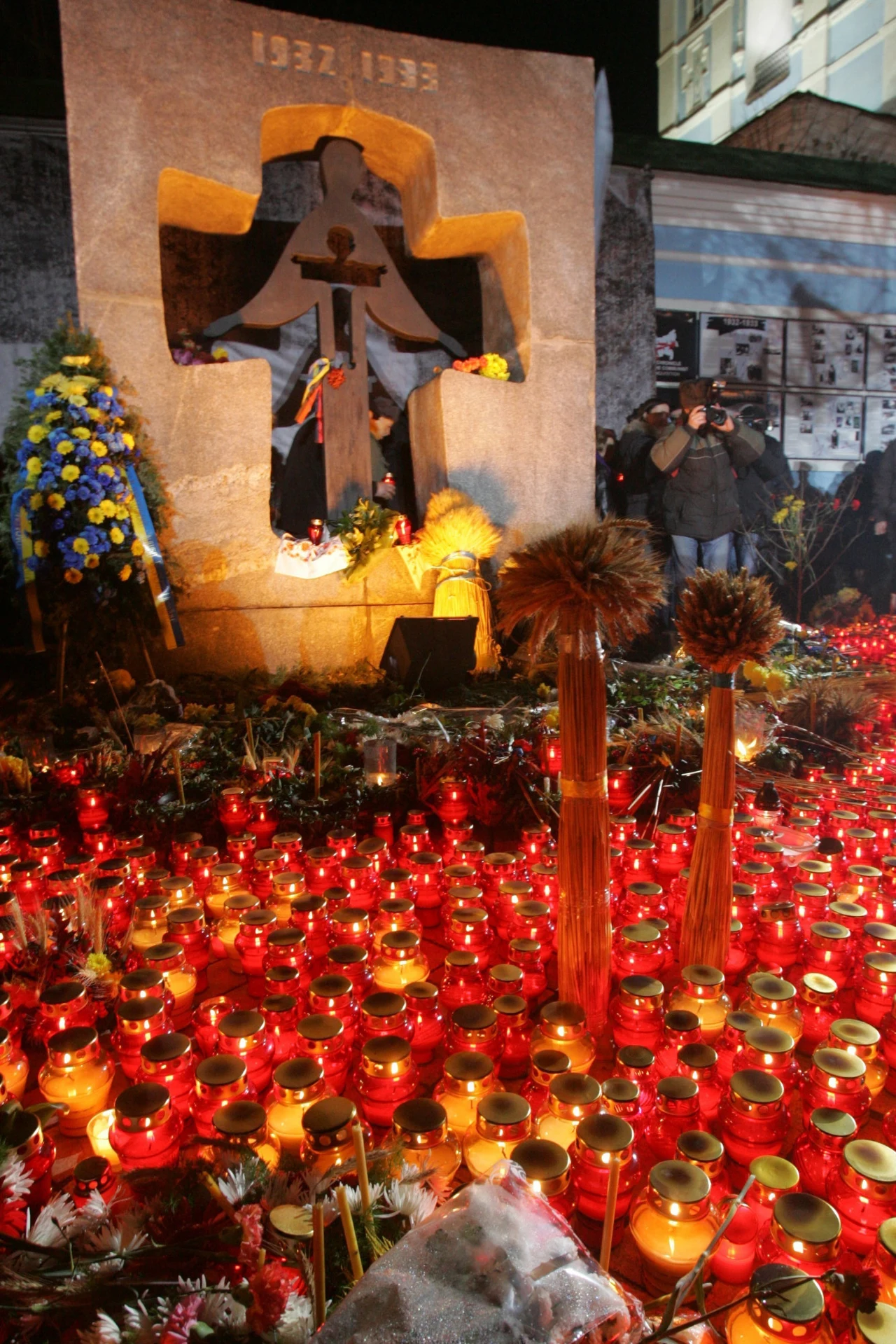 Kijów, znicze przed pomnikiem Ofiar Wielkiego Głodu na Ukrainie
