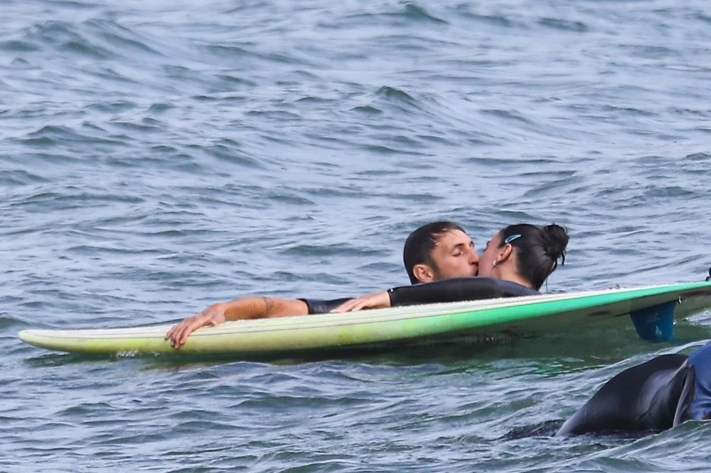 Surfowali, a podczas zabawy w wodzie nie szczędzili sobie czułości. Przyłapano ich nawet na namiętnym pocałunku. Para nie zwracała uwagę na fotoreporterów. Dua Lipa i jej chłopak wręcz nie mogli się od siebie oderwać... Surfowali, a podczas zabawy w wodzie nie szczędzili sobie czułości. Przyłapano ich nawet na namiętnym pocałunku. Para nie zwracała uwagę na fotoreporterów. Dua Lipa i jej chłopak wręcz nie mogli się od siebie oderwać...