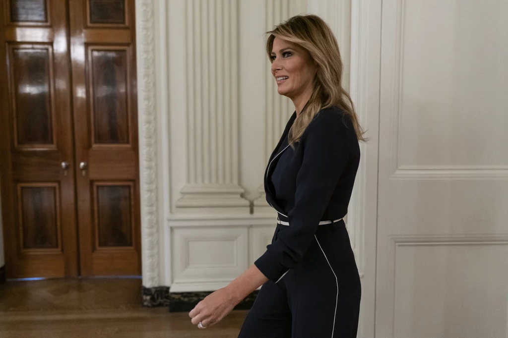 Melania Trump w czarnym garniturze 