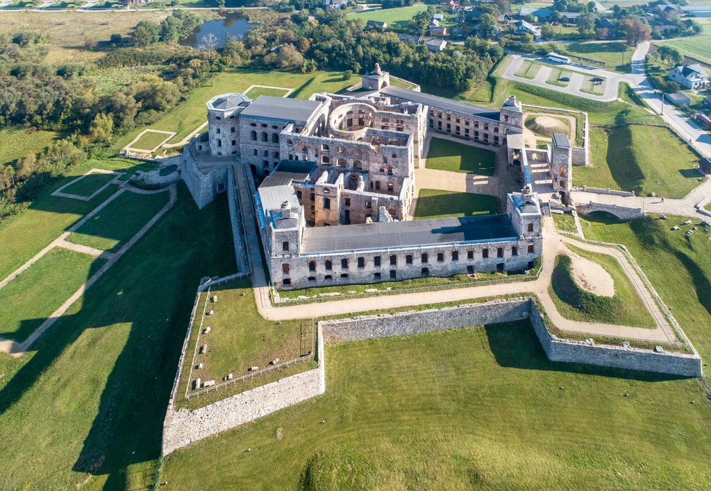 Rezydencja pałacowa otoczona jest fortyfikacjami bastionowymi