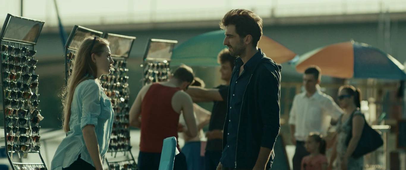 Magda i Maciek. Dwoje trzydziestokilkulatków szukających swojego miejsca na świecie. Ona, pewna siebie kobieta, stawiająca zawodowy sukces ponad rodzinę. On, uwięziony w szponach kapitalizmu, uciekinier, który wywraca swoje życie do góry nogami. Dwoje nieznajomych, których pozornie różni wszystko.