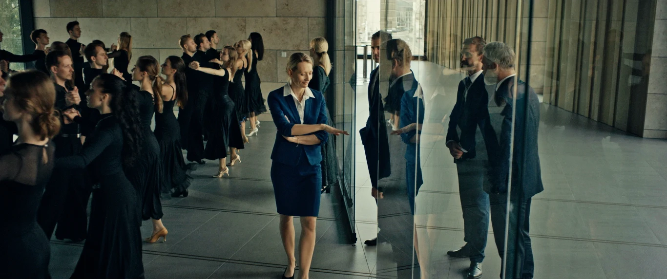 Łączy ich jednak miejsce, w którym przyszło im żyć. To Polska - dla jednych kraj wielkich możliwości, dla innych ojczyzna zatracenia. Pewnego dnia ich losy skrzyżują się i sprawią, że nic nie będzie dla nich już takie samo. Czy Magda zdoła odmienić swoje życie i uratować rodzinę? Czy Maciek znajdzie dla siebie miejsce w świecie, który chce go zniszczyć?