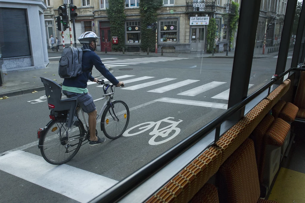 Wyznaczanie dróg dla rowerów w miejscu pasów ruchu nie jest rozwiązaniem problemów miejskiego transportu