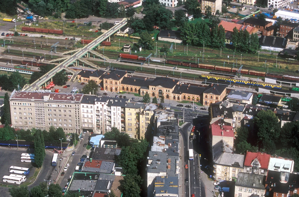 Bielsko-Biała Zabytkowy dworzec zbudowano w XIX wieku jako odgałęzienie austriackiej Kolei Północnej. Za ten niezwykły projekt odpowiedzialny jest architekt Karol Schulz. W jego zamyśle budynek nowego dworca kolejowego miał nawiązywać do istniejących już dworców na szlaku Kolei Miast Śląskich i Galicyjskich, łączącej Morawy, Śląsk i Galicję. Bryła budynku została utrzymana w stylu austriackich dworców prowincjonalnych. Nowy gmach przyczynił się do rozwoju tej części miasta, która wówczas znajdowała się na peryferiach. Bielsko-Biała Zabytkowy dworzec zbudowano w XIX wieku jako odgałęzienie austriackiej Kolei Północnej. Za ten niezwykły projekt odpowiedzialny jest architekt Karol Schulz. W jego zamyśle budynek nowego dworca kolejowego miał nawiązywać do istniejących już dworców na szlaku Kolei Miast Śląskich i Galicyjskich, łączącej Morawy, Śląsk i Galicję. Bryła budynku została utrzymana w stylu austriackich dworców prowincjonalnych. Nowy gmach przyczynił się do rozwoju tej części miasta, która wówczas znajdowała się na peryferiach.