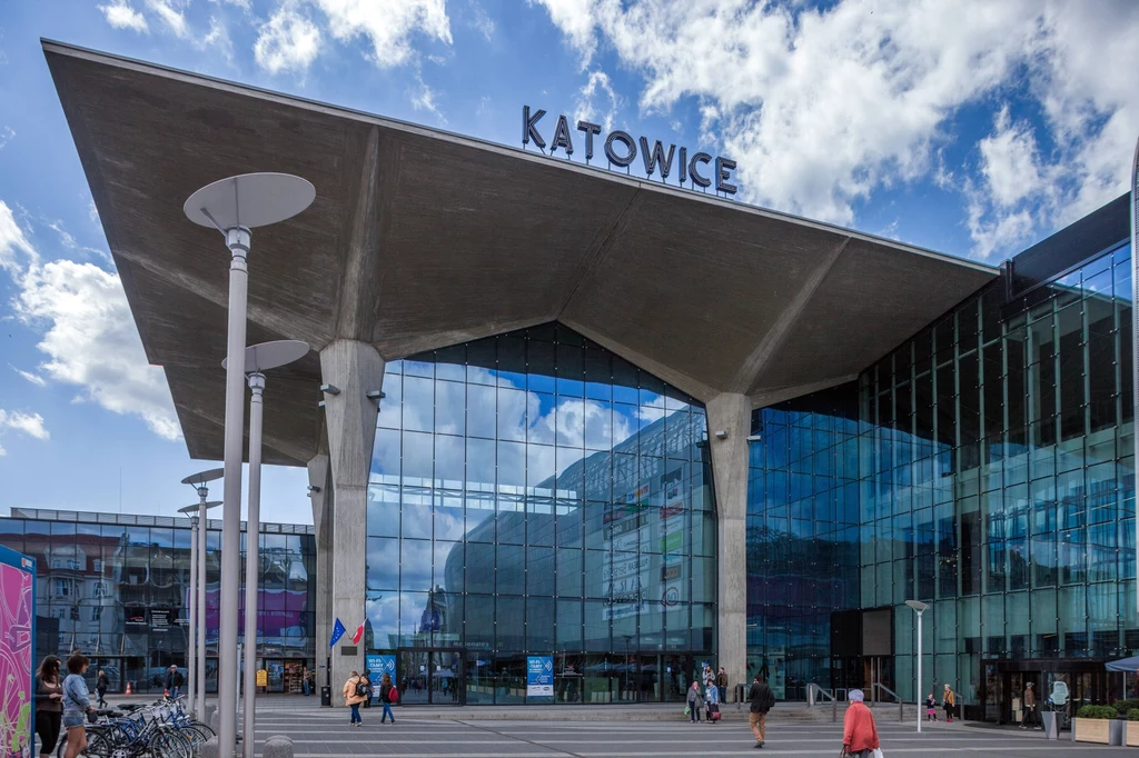 Katowice Stacja kolejowa w Katowicach jest jednym z najważniejszych węzłów kolejowych w Polsce. Gmach budynku katowickiego dworca głównego odznaczony jest przez klasyfikację Polskich Kolei Państwowych jako obiekt kategorii „premium”. Na ocenę złożyły się takie cechy budynku jak wielofunkcyjność, świetne połączenie z komunikacją miejską oraz Galerią Katowicką. Wygląd katowickiego dworca nie zawsze zapierał dech. Początkowo był tylko prymitywną bryłą wybudowaną z pruskiego muru. Co więcej, stał daleko od centrum miasta. Wzniesiono go bowiem w szczerym polu. Wraz z rozbudową przemysłu, dworzec przeszedł trzy przebudowy. Obecny wygląd zawdzięcza modernizacji z 2010 roku. Wówczas PKP podjęło decyzje o przebudowie najważniejszych punktów komunikacyjnych w Polsce, aby lepiej przygotować się na Mistrzostwa Europy w Piłce Nożnej. Mieliście okazję odwiedzić któryś z powyższych dworców kolejowych? Katowice Stacja kolejowa w Katowicach jest jednym z najważniejszych węzłów kolejowych w Polsce. Gmach budynku katowickiego dworca głównego odznaczony jest przez klasyfikację Polskich Kolei Państwowych jako obiekt kategorii „premium”. Na ocenę złożyły się takie cechy budynku jak wielofunkcyjność, świetne połączenie z komunikacją miejską oraz Galerią Katowicką. Wygląd katowickiego dworca nie zawsze zapierał dech. Początkowo był tylko prymitywną bryłą wybudowaną z pruskiego muru. Co więcej, stał daleko od centrum miasta. Wzniesiono go bowiem w szczerym polu. Wraz z rozbudową przemysłu, dworzec przeszedł trzy przebudowy. Obecny wygląd zawdzięcza modernizacji z 2010 roku. Wówczas PKP podjęło decyzje o przebudowie najważniejszych punktów komunikacyjnych w Polsce, aby lepiej przygotować się na Mistrzostwa Europy w Piłce Nożnej. Mieliście okazję odwiedzić któryś z powyższych dworców kolejowych?