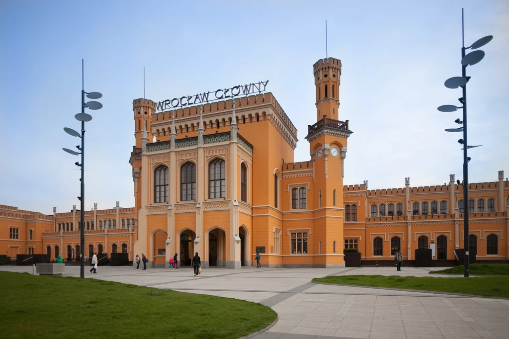 Wrocław Wrocławski dworzec może się poszczycić najliczniejszą wymianą pasażerską w Polsce. W 2018 roku odwiedziło go blisko 21 milionów osób. Budynek zaprojektował architekt królewski Kolei Górnośląskich, Wilhelm Grapow. Twórca podczas budowy zmagał się ze sporymi problemami. Dworzec powstawał z dala od miasta i był odcięty od wszelkiej infrastruktury. Grapow zaprzągł jednak do pracy wszelkich dostępnych robotników, kończąc prace w ciągu dwóch lat. Wrocław Wrocławski dworzec może się poszczycić najliczniejszą wymianą pasażerską w Polsce. W 2018 roku odwiedziło go blisko 21 milionów osób. Budynek zaprojektował architekt królewski Kolei Górnośląskich, Wilhelm Grapow. Twórca podczas budowy zmagał się ze sporymi problemami. Dworzec powstawał z dala od miasta i był odcięty od wszelkiej infrastruktury. Grapow zaprzągł jednak do pracy wszelkich dostępnych robotników, kończąc prace w ciągu dwóch lat.