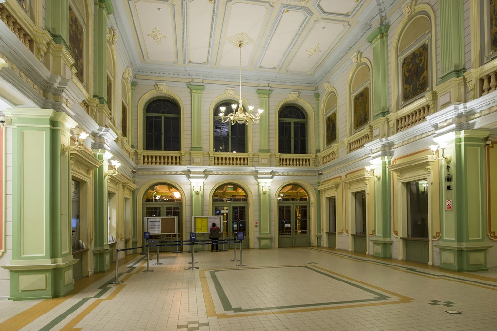 Dworzec w Przemyślu wyróżnia się także bogatą dekoracją wnętrz. Hol główny ozdobiony jest kilkunastoma plafonami Feliksa Wygrzywalskiego i Jana Talagi przedstawiającymi różne herby i rzemiosła. Wieczorem obrazy podświetlane są za pomocą zamocowanych na gzymsie reflektorów. Na suficie zawieszono natomiast klasyczny żyrandol. Dworzec w Przemyślu wyróżnia się także bogatą dekoracją wnętrz. Hol główny ozdobiony jest kilkunastoma plafonami Feliksa Wygrzywalskiego i Jana Talagi przedstawiającymi różne herby i rzemiosła. Wieczorem obrazy podświetlane są za pomocą zamocowanych na gzymsie reflektorów. Na suficie zawieszono natomiast klasyczny żyrandol.