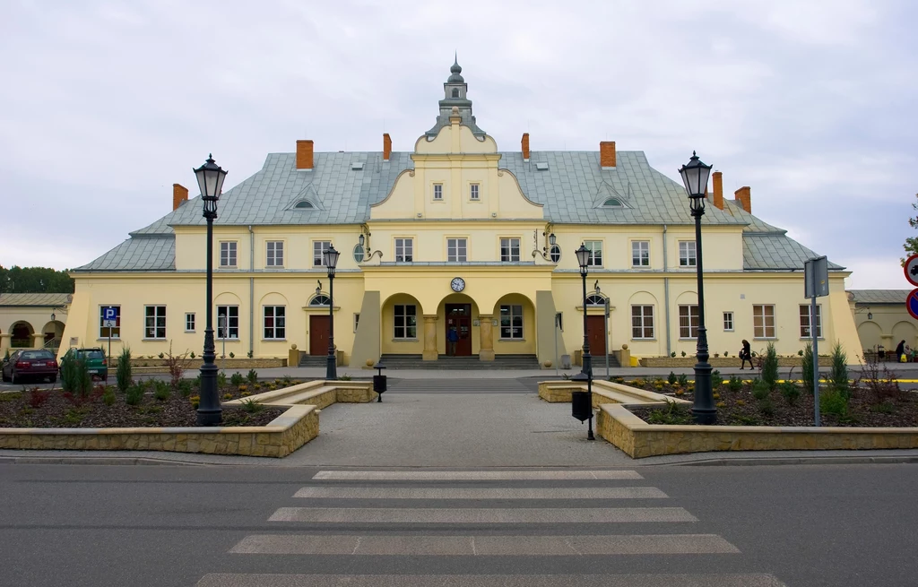 Żyrardów Dworzec regionalny w Żyrardowie wybudowano według projektu Bronisława Brochowicza-Rogoyskiego i Romualda Millera w 1921 roku. Bryła została stworzona na wzór klasycznego dworku polskiego. Zdecydowanie uroku dodają jej kolumny w stylu jońskim i wieńczące jej środkową część wieżyczki. Dworzec zaliczany jest do grupy budynków, które powstały w miejscu zniszczonych obiektów kolejowych w czasie I wojny światowej. Gmach dworca w Żyrardowie charakteryzuje się swojską formą i symetrycznym planem architektonicznym. Żyrardów Dworzec regionalny w Żyrardowie wybudowano według projektu Bronisława Brochowicza-Rogoyskiego i Romualda Millera w 1921 roku. Bryła została stworzona na wzór klasycznego dworku polskiego. Zdecydowanie uroku dodają jej kolumny w stylu jońskim i wieńczące jej środkową część wieżyczki. Dworzec zaliczany jest do grupy budynków, które powstały w miejscu zniszczonych obiektów kolejowych w czasie I wojny światowej. Gmach dworca w Żyrardowie charakteryzuje się swojską formą i symetrycznym planem architektonicznym.