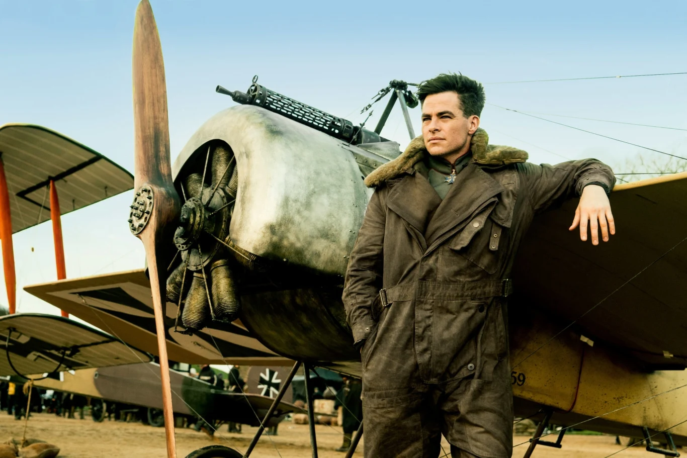 O aktorze znów zrobiło się bardzo głośno, gdy wcielił się w Steve'a Trevora, ukochanego tytułowej bohaterki w widowiskowej ekranizacji komiksu "Wonder Woman". Film w reżyserii Patty Jenkins okazał się hitem i doczekał się sequela, który wejdzie na ekrany polskich kin na początku października. Pine powtarza w nim swoją kreację.