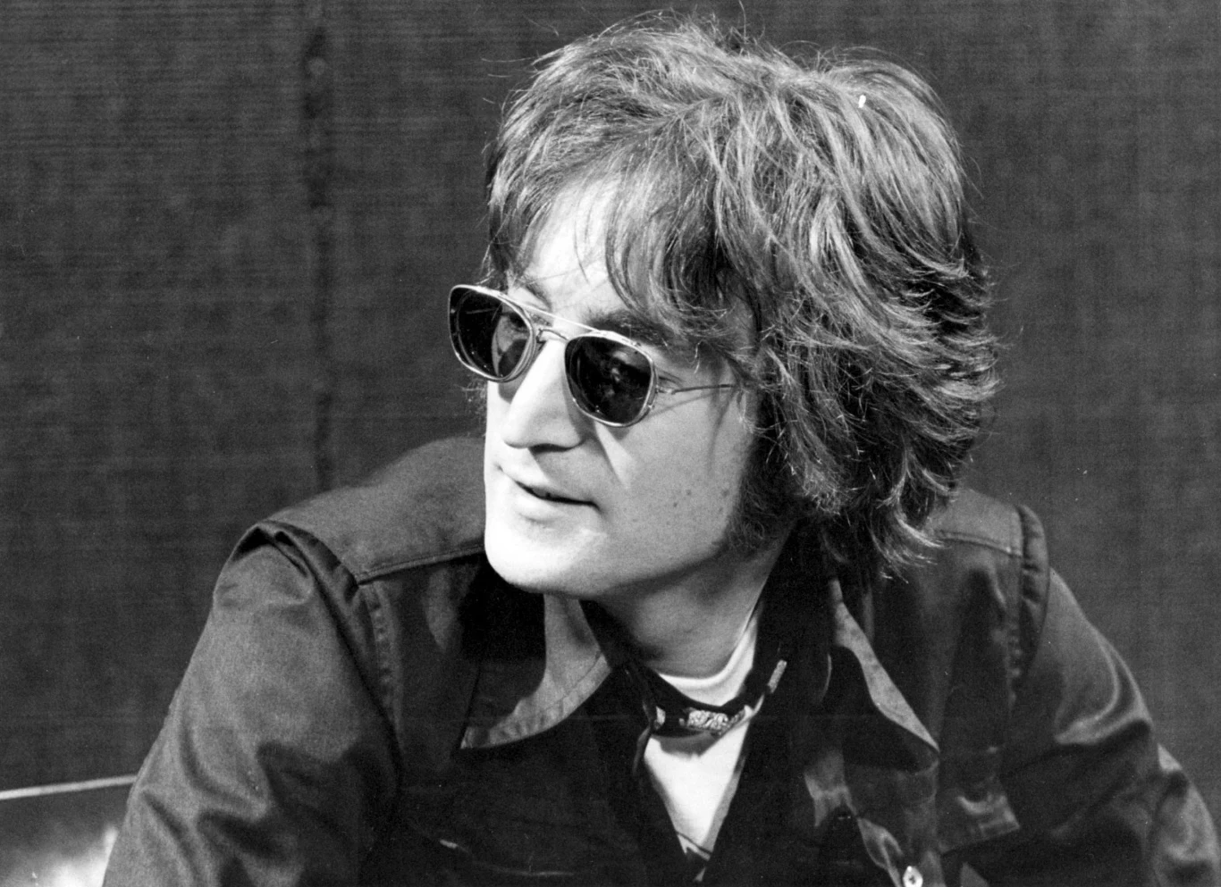 John Lennon to jeden z najważniejszych autorów piosenek XX wieku (zarówno solo, jak i z The Beatles), ikona popkultury, a według Brytyjczyków również jedna z najważniejszych osób w historii Wielkiej Brytanii. John Lennon to jeden z najważniejszych autorów piosenek XX wieku (zarówno solo, jak i z The Beatles), ikona popkultury, a według Brytyjczyków również jedna z najważniejszych osób w historii Wielkiej Brytanii.