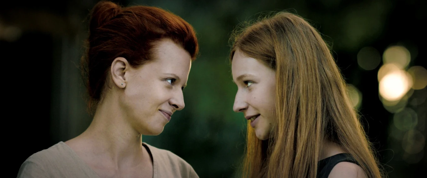 Karolina Gruszka i Jagoda Porębska w filmie "Żużel" 