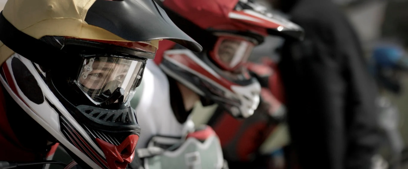 W filmie nie zabraknie też autentycznych postaci związanych ze speedwayem, wśród których znaleźli się między innymi: Tadeusz Kostro, Łukasz Kaczmarek, Marcel Szymko, Rafał Trojanowski i Krzysztof Sadurski. 