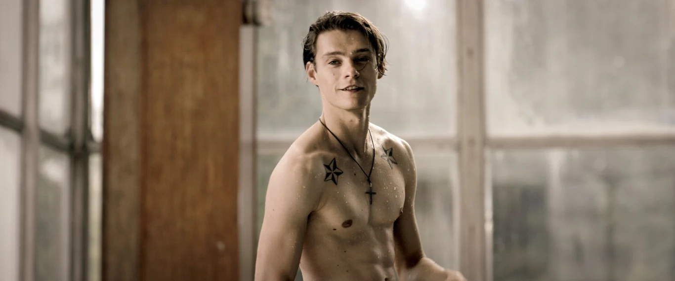 "Żużel" to pierwszy od siedemdziesięciu lat film fabularny traktujący o tym niezwykłym, pełnym adrenaliny i niebezpieczeństw sporcie, który w naszym kraju ma miliony oddanych sympatyków. 