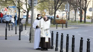 O. Lech Dorobczyński z monstrancją na ulicach Warszawy podczas Niedzieli Miłosierdzia Bożego