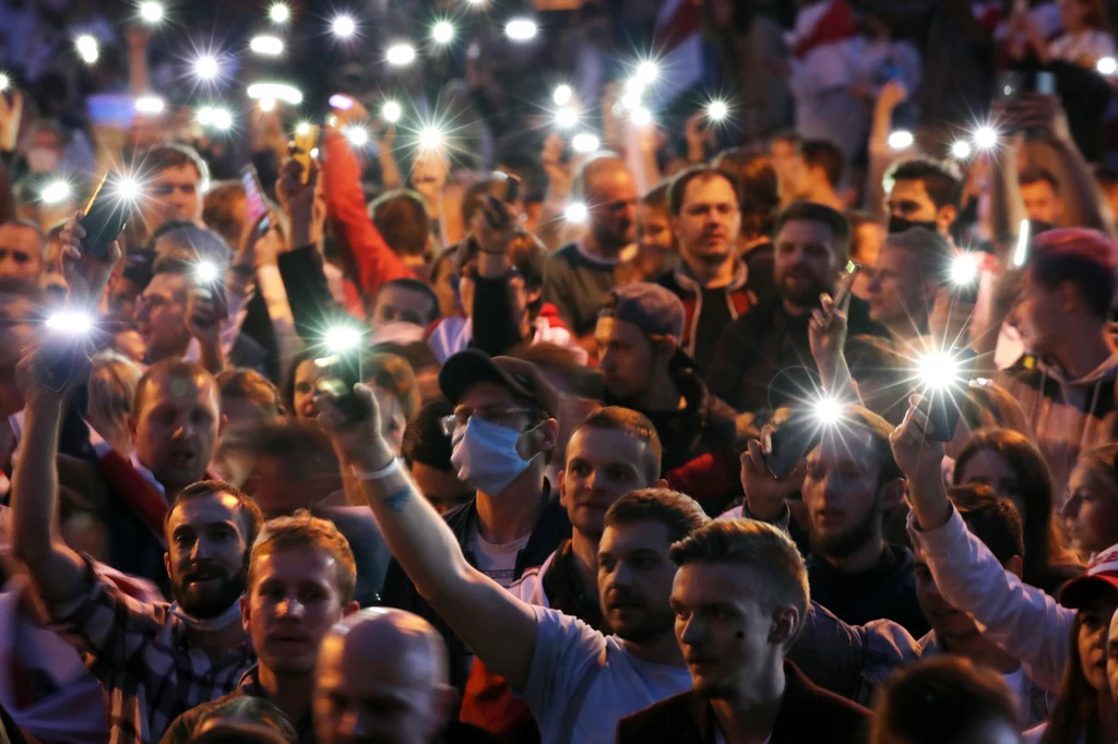 Wtorkowy mityng na placu Niepodległości zakończył się zatrzymaniami – podał portal Onliner.by. Wtorkowy mityng na placu Niepodległości zakończył się zatrzymaniami – podał portal Onliner.by.