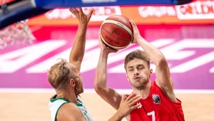 Zawodnik Stelmetu Łukasz Koszarek (z lewej) i Bartłomiej Pelczar ze Startu