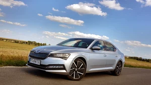 Skoda Superb iV. To auto jest uwzględnione w liczniku, a ma silnik TSI i wcale nie trzeba go podłączać do prądu