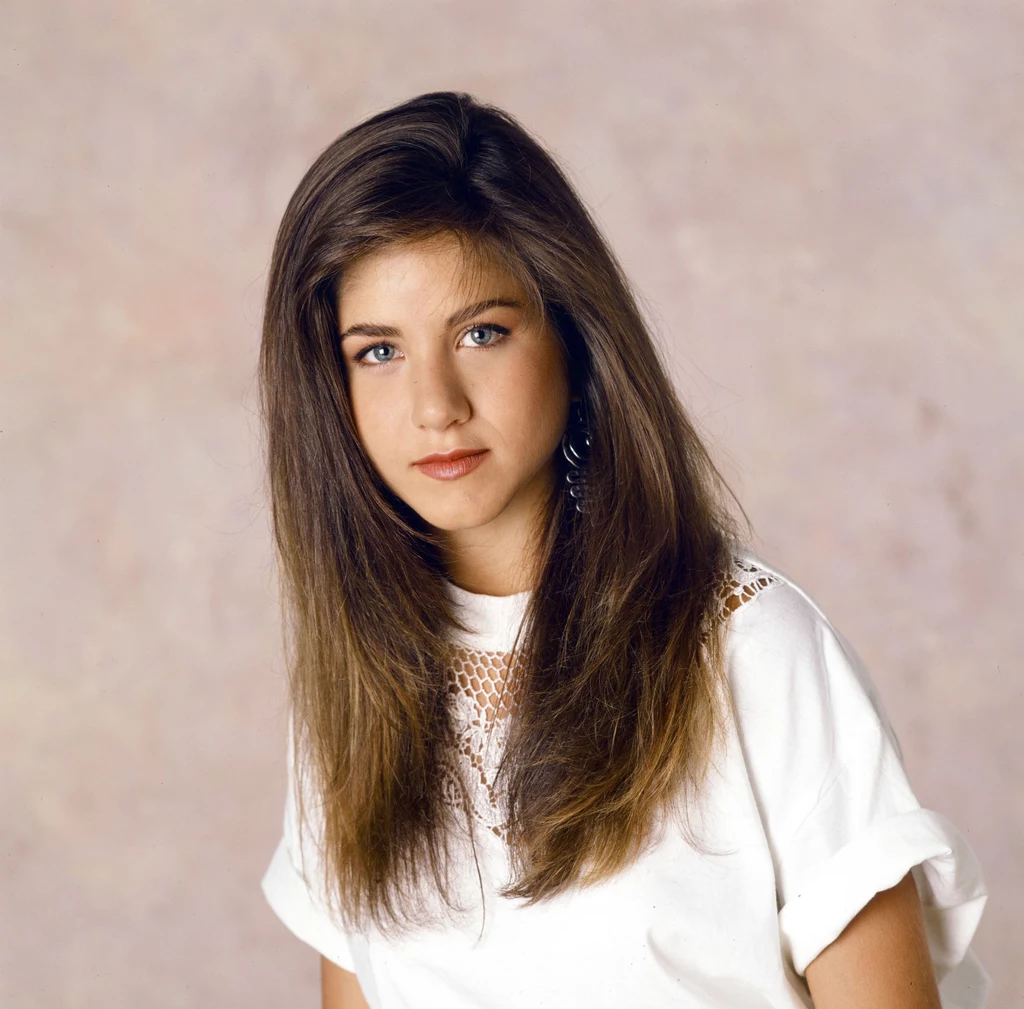 Jennifer Aniston Aniston stała się ikoną późnych lat 90. przede wszystkim za sprawą roli w, bijącym rekordy popularności, serialu „Przyjaciele”. Gdy w 2000 roku wychodziła za Brada Pitta, miliony kobiet na całym świecie marzyły o tym, by wyglądać tak, jak aktorka. Pochodząca z aktorskiej rodziny Aniston, podobno już jaki piętnastolatka zaczepiała agentów i pytała, czy nie mają dla niej jakiejś roli. Po skończeniu szkoły grała w niskobudżetowych produkcjach, a po klęsce filmu „Karzeł” poważnie rozważała obranie innej ścieżki zawodowej. Jennifer Aniston Aniston stała się ikoną późnych lat 90. przede wszystkim za sprawą roli w, bijącym rekordy popularności, serialu „Przyjaciele”. Gdy w 2000 roku wychodziła za Brada Pitta, miliony kobiet na całym świecie marzyły o tym, by wyglądać tak, jak aktorka. Pochodząca z aktorskiej rodziny Aniston, podobno już jaki piętnastolatka zaczepiała agentów i pytała, czy nie mają dla niej jakiejś roli. Po skończeniu szkoły grała w niskobudżetowych produkcjach, a po klęsce filmu „Karzeł” poważnie rozważała obranie innej ścieżki zawodowej.