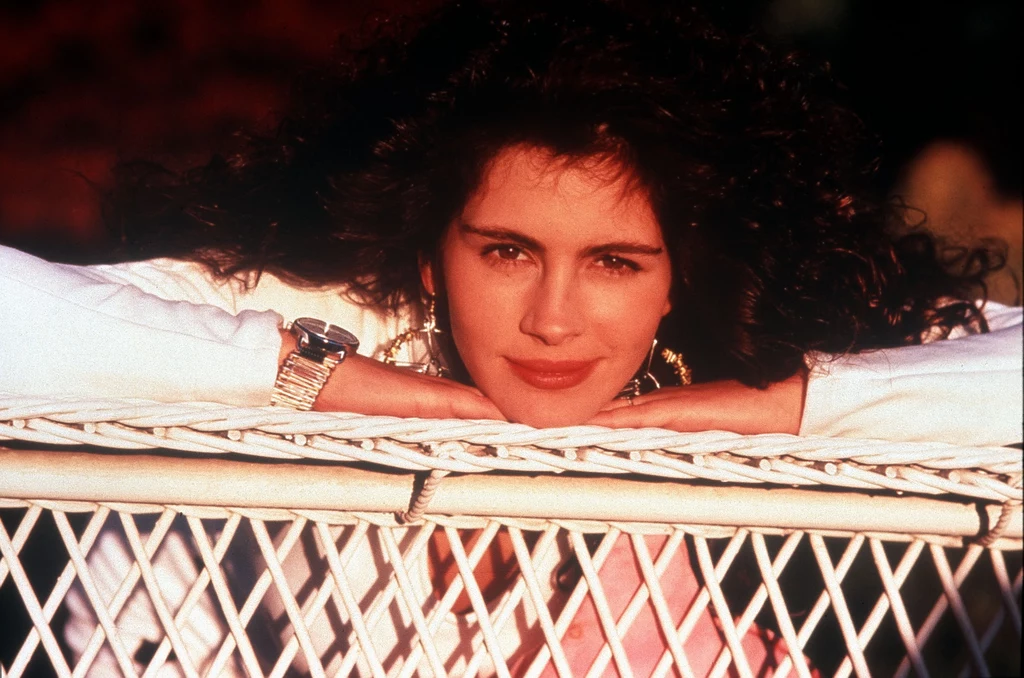 Julia Roberts Julia Roberts jest prawdopodobnie jedną z najbardziej wpływowych kobiet w Hollywood. Jako nastolatka chciała zostać weterynarzem, zdanie zmieniła dopiero, gdy skończyła 17 lat i zaczęła pracować jako modelka. Pierwsze kroki przed kamerą stawiała dzięki znajomościom starszego brata – Erica. Nikomu nie przyszło wówczas do głowy, że, dość nieśmiała, dziewczyna zrobi dużo większą karierę od niego! Julia Roberts Julia Roberts jest prawdopodobnie jedną z najbardziej wpływowych kobiet w Hollywood. Jako nastolatka chciała zostać weterynarzem, zdanie zmieniła dopiero, gdy skończyła 17 lat i zaczęła pracować jako modelka. Pierwsze kroki przed kamerą stawiała dzięki znajomościom starszego brata – Erica. Nikomu nie przyszło wówczas do głowy, że, dość nieśmiała, dziewczyna zrobi dużo większą karierę od niego!