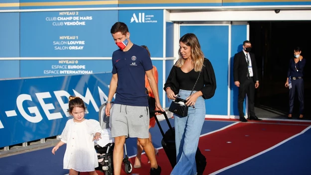 Anders Herrera opuścił stadion w towarzystwie rodziny. Zawodnik również ma u swego boku piękną partnerkę. 