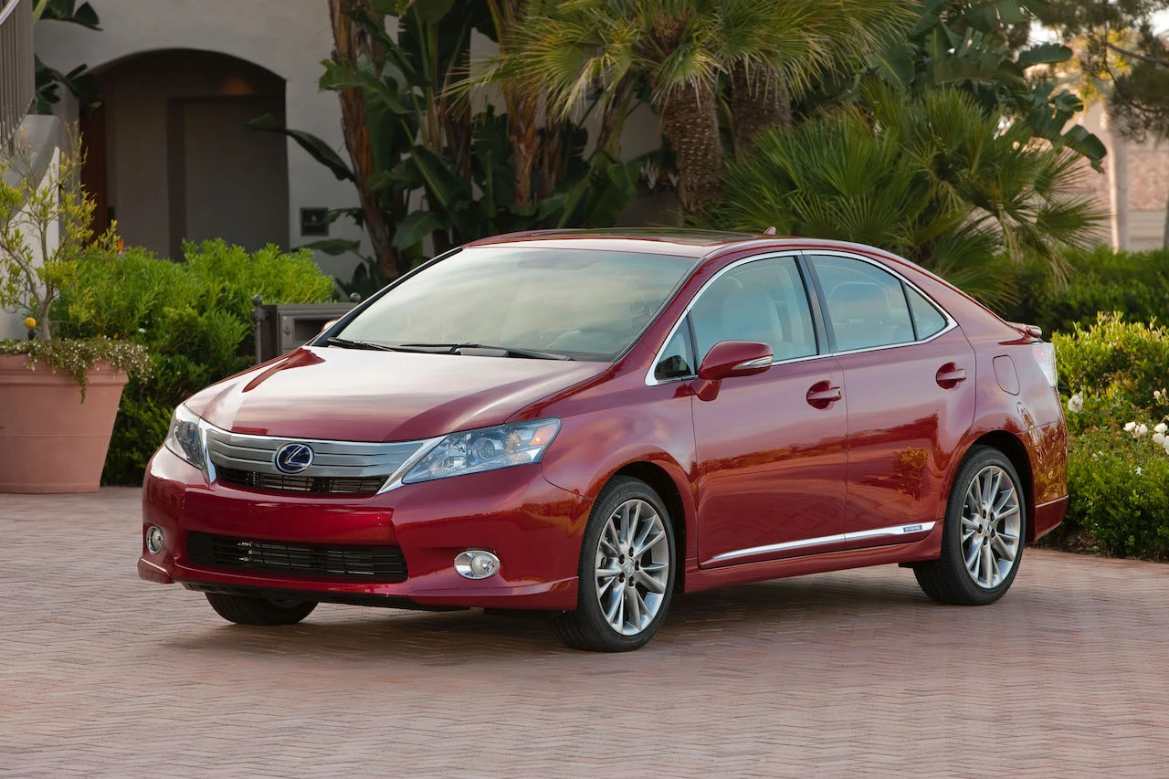 Samochodem, który trafił do regularnej sprzedaży, był natomiast Lexus HS. Auto sprzedawano w Japonii i Stanach Zjednoczonych, ale oficjalnie nigdy nie trafiło do Europy, dlatego w Polsce praktycznie go nie znamy. Model HS 250h zadebiutował w 2009 roku na North American International Auto Show w Detroit. Sedan Lexusa miał być luksusowym odpowiednikiem Toyoty Prius, która cieszyła się wtedy bardzo dużym zainteresowaniem wśród amerykańskich gwiazd. Auto sprzedawano tylko z napędem hybrydowym. Był to zresztą pierwszy samochód w historii japońskiej marki oferowany wyłącznie w takim wariancie.