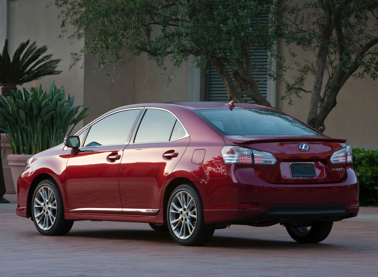 Do napędu Lexusa HS 250h posłużył spalinowo-elektryczny układ o łącznej mocy 190 KM. Pod jego maską znalazł się czterocylindrowy silnik 2AZ-FXE o pojemności 2,4 l. Układ był bardzo podobny do tego, który trafił do pierwszej hybrydowej Toyoty Camry. Konstrukcję samochodu oparto natomiast na platformie Toyoty Avensis. Oprócz oszczędnego napędu hybrydowy Lexus dysponował też wnętrzem wykończonym materiałami, które w dużej mierze nadawały się do recyklingu. A nazwa HS pochodziła od słów Harmonious Sedan i oznaczała po prostu harmonijnego sedana. Produkcja modelu HS trwała do 2018 roku. Najdłużej auto było dostępne na japońskim rynku. Jego miejsce w ofercie Lexusa zajął sedan ES w wersji hybrydowej.