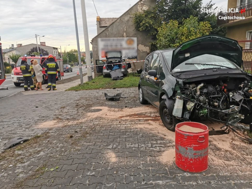 Przed wjechaniem w budynek audi uderzyło w renault