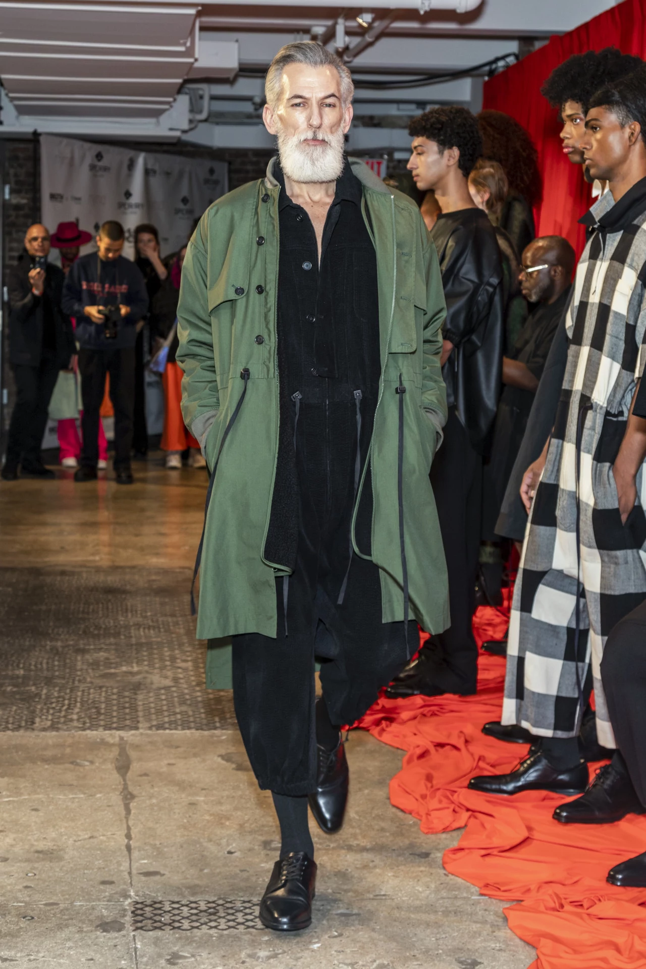 Płaszcz w kolorze khaki to tak zwana "parka". Ten model kurtki był modny kilka lat temu i wciąż utrzymuje się w modzie. Idealnie sprawdzi się na deszczową porę. Płaszcz w kolorze khaki to tak zwana "parka". Ten model kurtki był modny kilka lat temu i wciąż utrzymuje się w modzie. Idealnie sprawdzi się na deszczową porę.