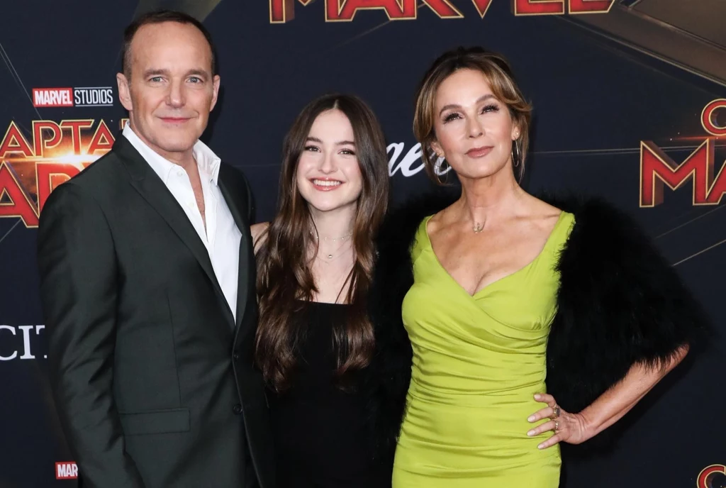 Stella Gregg to osiemnastoletnia córka Clarka Gregg'a i znanej z "Dirty Dancing" Jennifer Grey. Młoda kobieta odziedziczyła po swojej mamie rysy twarzy, oczy i sporo uroku osobistego. Poszła w ślady rodziców i próbuje swoich sił jako aktorka. Razem z ojcem wystąpiła m.in. w filmie "Sprawa zaufania", gdzie wcieliła się w postać Charlotte. Stella Gregg to osiemnastoletnia córka Clarka Gregg'a i znanej z "Dirty Dancing" Jennifer Grey. Młoda kobieta odziedziczyła po swojej mamie rysy twarzy, oczy i sporo uroku osobistego. Poszła w ślady rodziców i próbuje swoich sił jako aktorka. Razem z ojcem wystąpiła m.in. w filmie "Sprawa zaufania", gdzie wcieliła się w postać Charlotte.