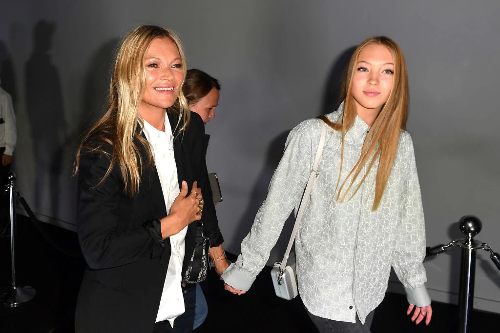 Lila Grace Moss Hack jest 17-letnią córką Kate Moss i Jeffersona Hacka. Ona również postanowiła pójść w ślady swojej popularnej mamy, po której odziedziczyła urodę. Nastolatka ma już na swoim koncie pierwsze sesje zdjęciowe. Często też pojawia się u boku Kate Moss na branżowych imprezach. Myślicie, że zrobi karierę w modelingu? Lila Grace Moss Hack jest 17-letnią córką Kate Moss i Jeffersona Hacka. Ona również postanowiła pójść w ślady swojej popularnej mamy, po której odziedziczyła urodę. Nastolatka ma już na swoim koncie pierwsze sesje zdjęciowe. Często też pojawia się u boku Kate Moss na branżowych imprezach. Myślicie, że zrobi karierę w modelingu?