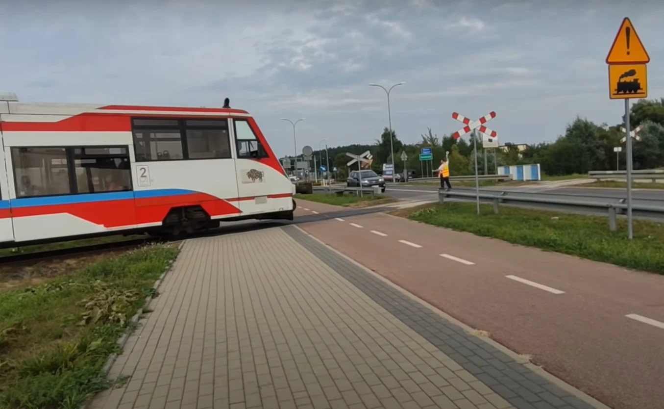 Szynobus zatrzymał się przed przejazdem Szynobus zatrzymał się przed przejazdem