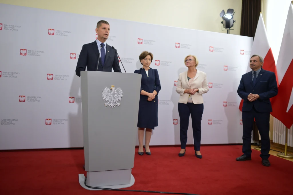  Minister edukacji narodowej Dariusz Piontkowski (L), minister rodziny, pracy i polityki społecznej Marlena Maląg (2L), sekretarz stanu w Ministerstwie Edukacji Narodowej Marzena Machałek (2P) i podsekretarz stanu w MEN Maciej Kopeć (P) podczas konferencji prasowej w siedzibie resortu